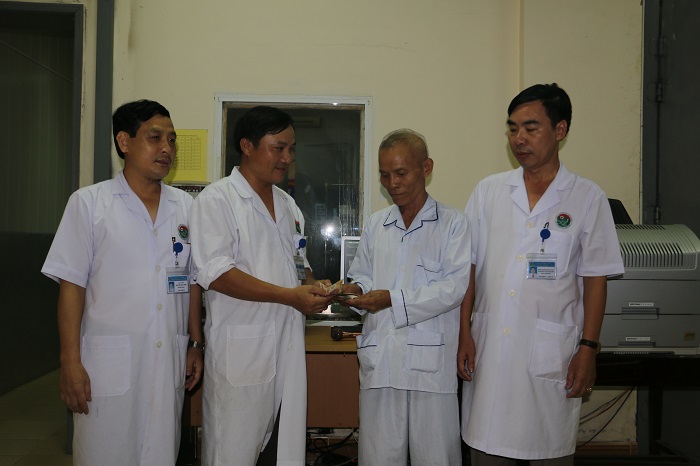 Cán bộ BVĐK tỉnh Hà Tĩnh nhặt được tiền trả lại cho bệnh nhân