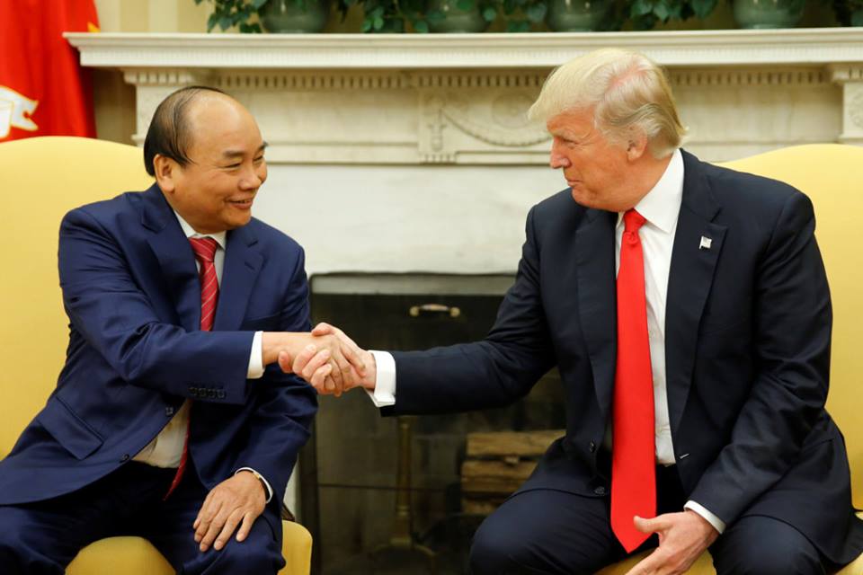 Tổng thống Mỹ Donald Trump bắt tay Thủ tướng Nguyễn Xuân Phúc