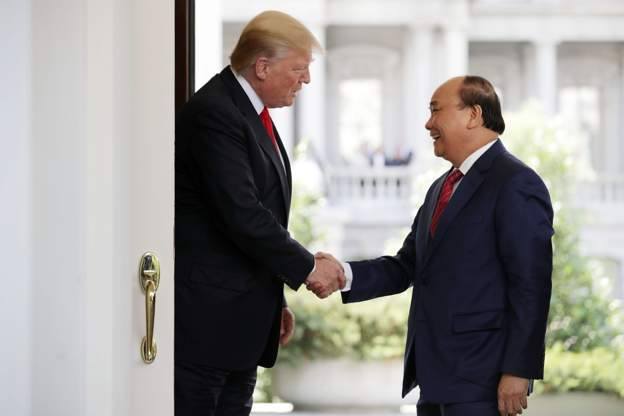 Tổng thống Mỹ Donald Trump bắt tay Thủ tướng Nguyễn Xuân Phúc