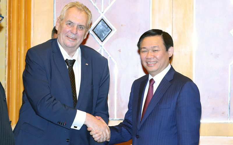Phó Thủ tướng Vương Đình Huệ hội kiến Tổng thống Séc Milos Zeman