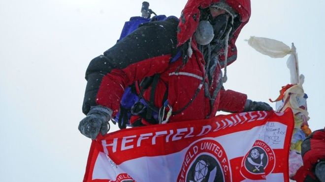 Ian Toothhill, một fan hâm mộ của đội bóng Sheffield đã cắm cờ của CLB Sheffield United lên đỉnh Everest