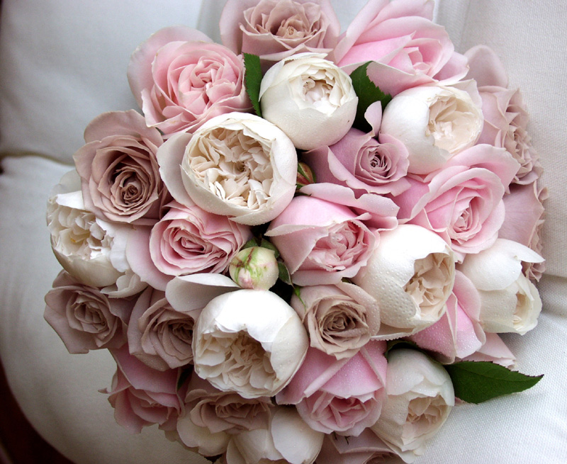 Hoa hồng cầm tay tuyệt đẹp cho cô dâu