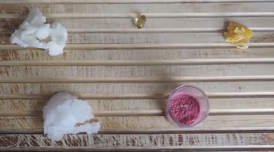 Tự làm phấn má hồng dạng kem từ củ cải đường sáp ong và dầu dừa