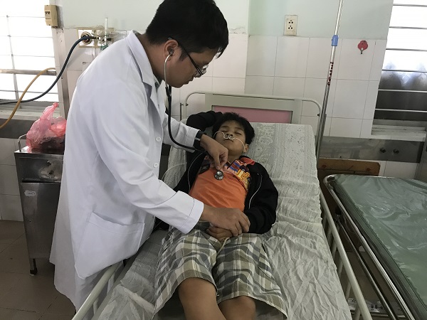 Bé N đang cấp cứu tại bệnh viện Tiền Giang