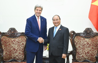 Thủ tướng Nguyễn Xuân Phúc bắt tay Ngoại trưởng Hoa Kỳ John Kerry