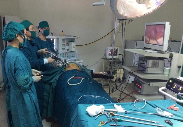 BVĐK Hà Tĩnh lần đầu tiên cắt u nang mạc treo đại tràng bằng phương pháp nội soi