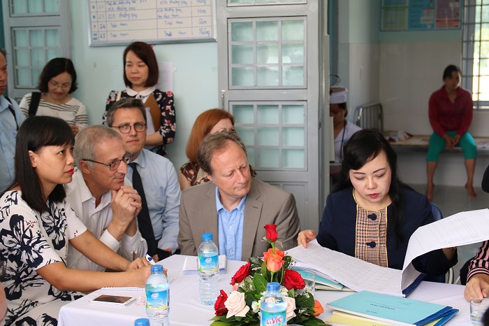 Bộ trưởng Y tế Nguyễn Thị Kim Tiến và Đại sứ EU Bruno Angelet thăm Bệnh viện huyện Đăk Hà