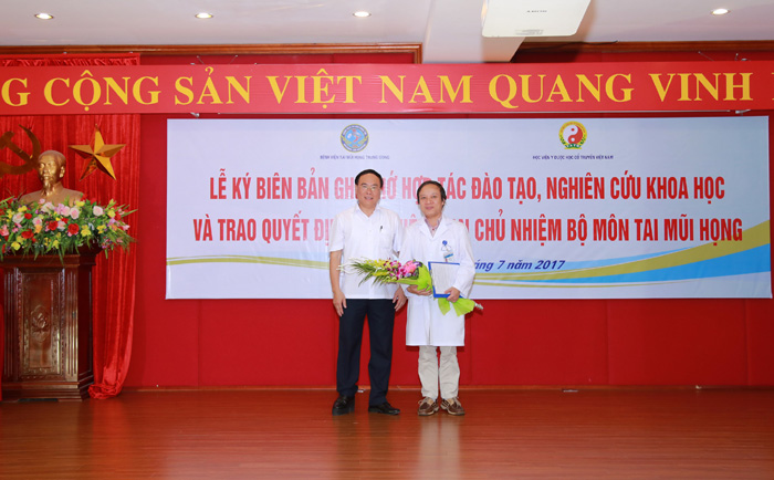 Giám đốc Học viện chúc mừng tân chủ nhiệm Bộ môn Tai Mũi Họng của Học viện 