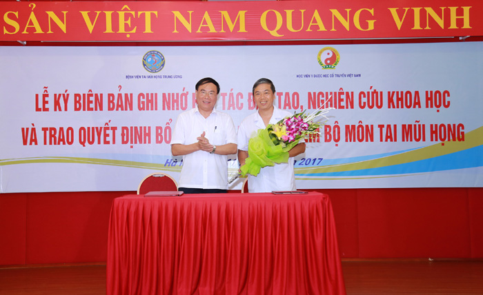 Lãnh đạo 2 đơn vị trao nhau những bó hoa tươi thắm