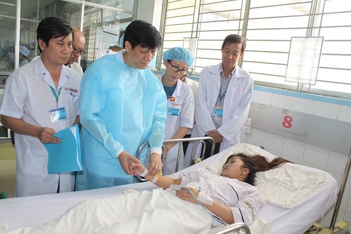 Thứ trưởng Y tế Nguyễn Thanh Long thăm hỏi bệnh nhân đang điều trị tại Bệnh viện Nhiệt đới TP.HCM