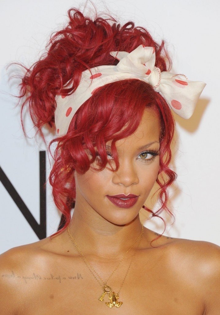Rihanna nữ tính với băng đô