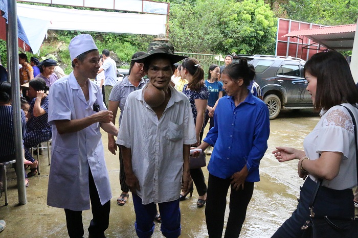 Thầy thuốc BV Thái Nguyên giúp đỡ người dân đến khám