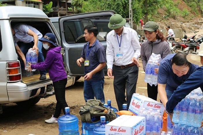 Đoàn công tác chuyển hàng thiện nguyện Đoàn công tác chuyển hàng thiện nguyện