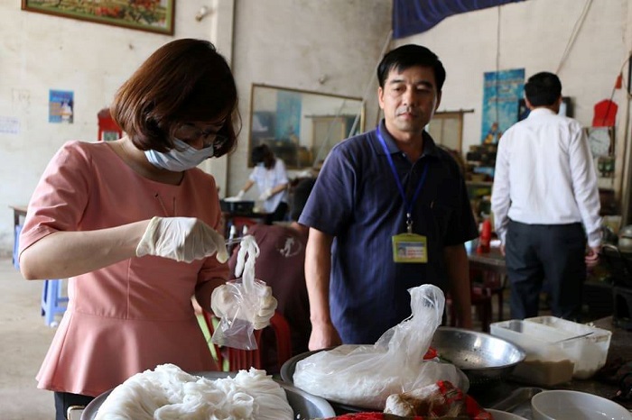 Kiểm tra cơ sở ăn uống tại vùng lũ Mường La Kiểm tra cơ sở ăn uống tại vùng lũ Mường La