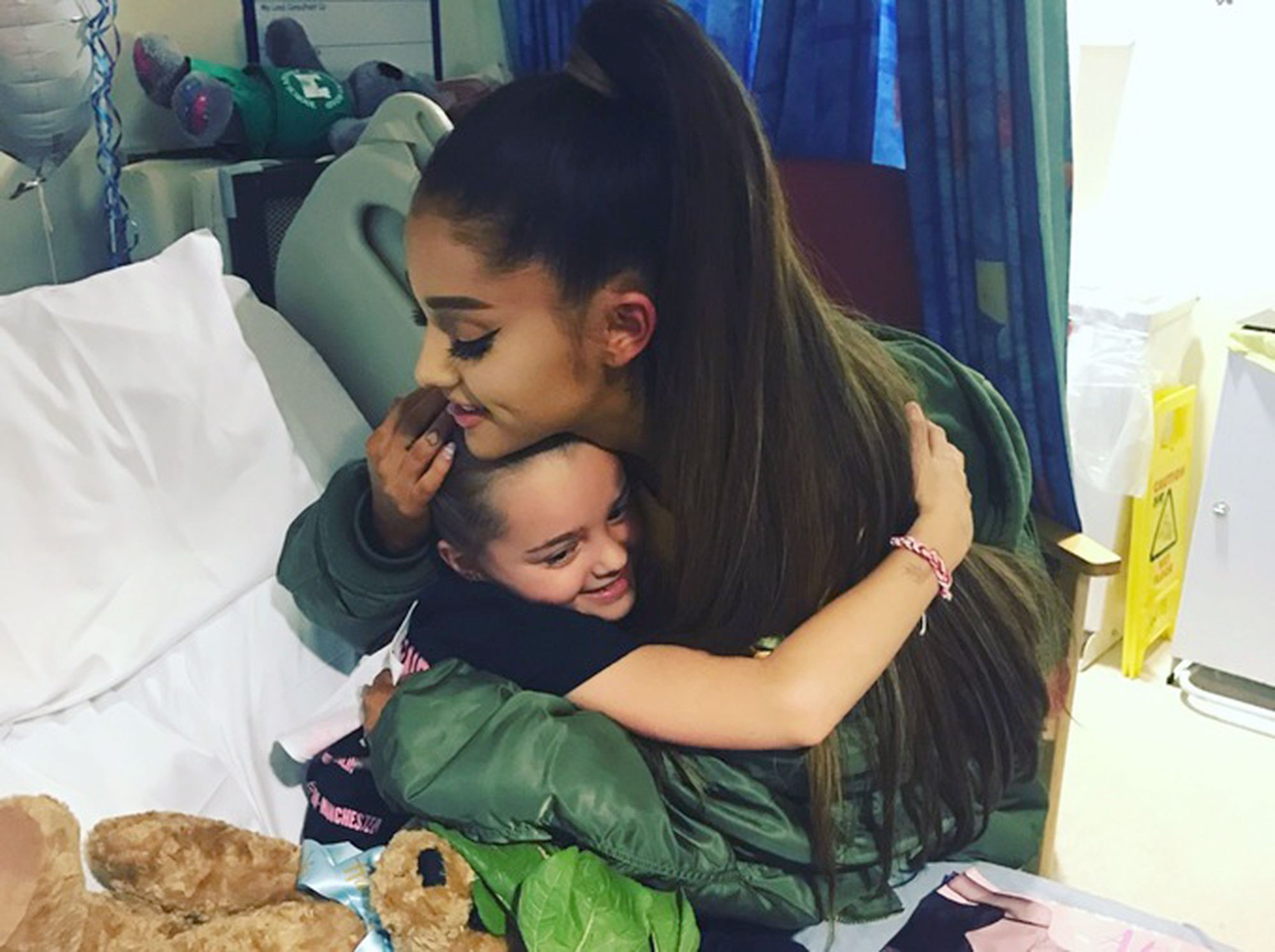 Ca sĩ Ariana Grande thăm nạn nhân vụ khủng bố đêm diễn Manchester của cô