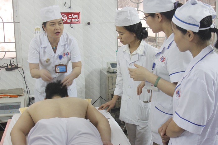 Th.s Thái Thị Xuân ( ngoài cùng bên trái) trực tiếp hướng dẫn thầy thuốc bệnh viện
