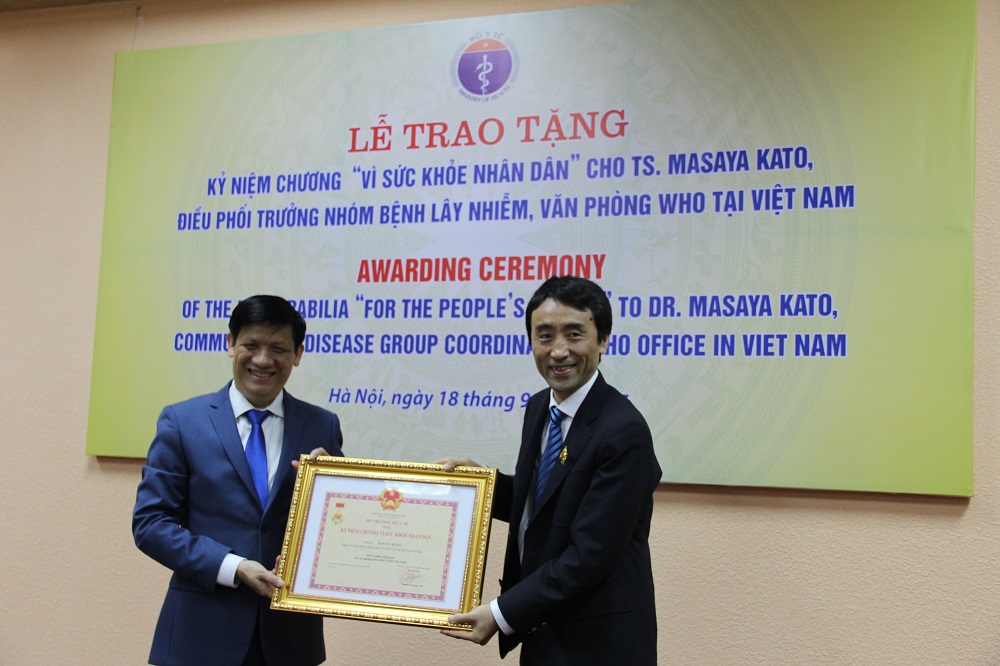 Thứ trưởng Bộ Y tế GS.TS.Nguyễn Thanh Long trao tặng Kỷ niệm chương Vì Sức khỏe Nhân dân cho TS.Masaya Kato