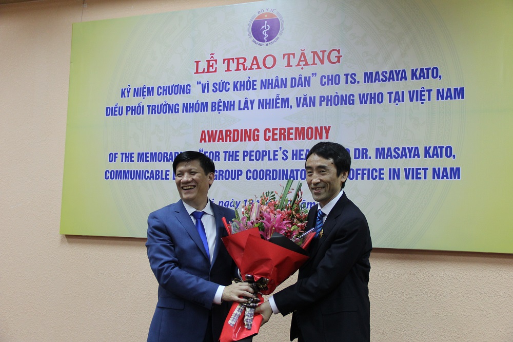 Thứ trưởng Y tế NguyễnThanh Long tặng hoa cho TS. Masaya Kato