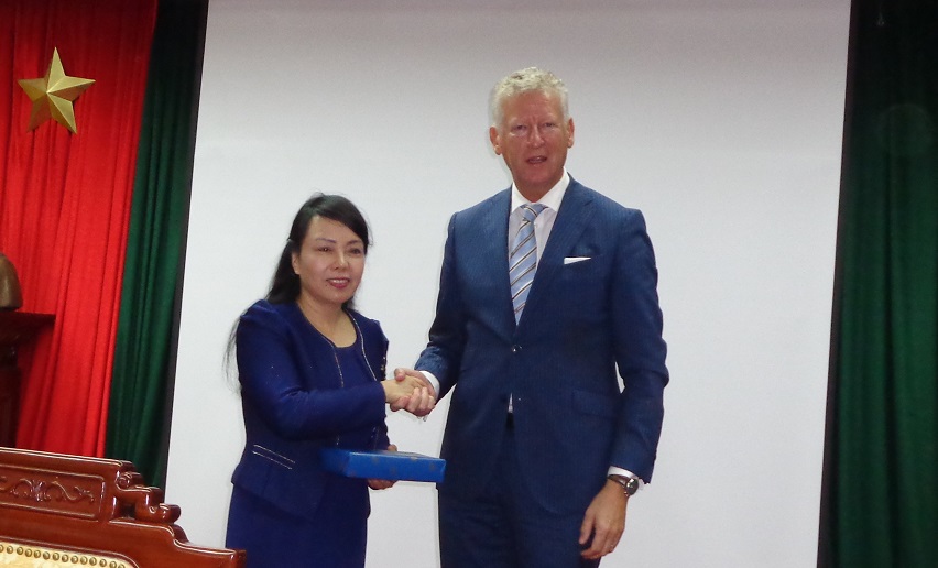 Ngài Quốc vụ khanh Ngoại thương Vương quốc Bỉ tặng quà lưu niệm cho Bộ trưởng Y tế Việt Nam