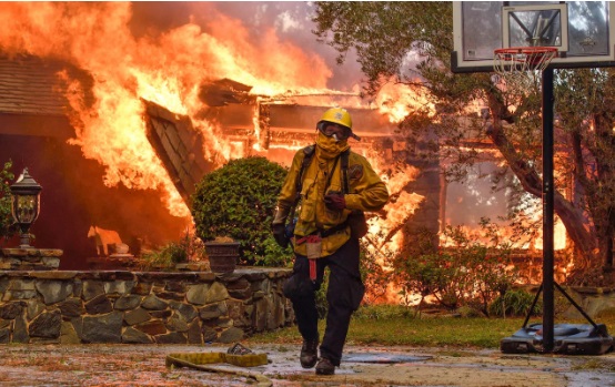 Lính cứu hỏa dập lửa ở Anaheim Hills, California
