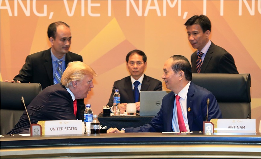 Tổng thống Mỹ Donald Trump và Chủ tịch nước Trần Đại Quang bắt tay nhau