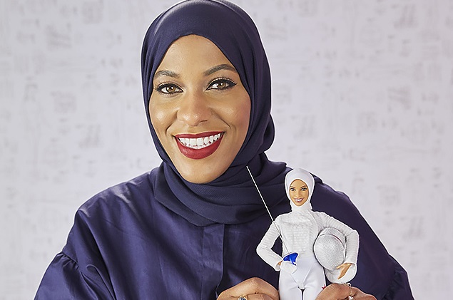 VĐV đấu kiếm Ibtihaj Muhammad và barbie mô phỏng cô