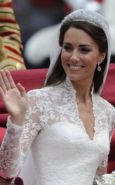 Kate đeo vương miện kim cương hào quang Halo trong ngày cưới