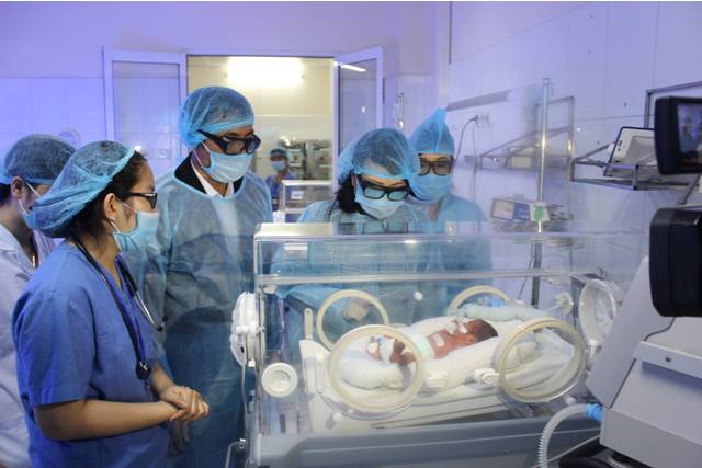 Bộ trưởng Bộ Y tế Nguyễn Thị Kim Tiến thăm Đơn nguyên Sơ sinh của Bệnh viện Sản- Nhi Bắc Ninh