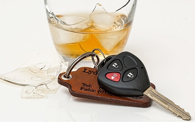 Vác-xa-va đưa vào máy đo nồng độ cồn trong máu