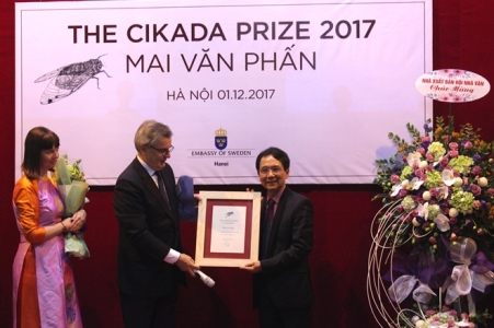  trao giải thưởng Cikada 2017 cho nhà thơ Mai Văn Phấn
