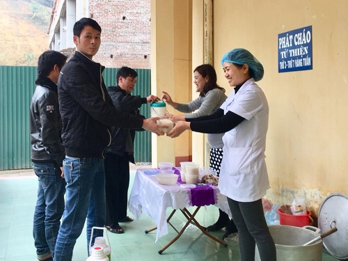 Nồi cháo tình thương cho bệnh nhân sáng mùng 1 Tết 2018 