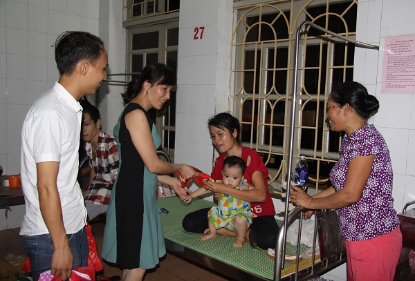 Tổ Công Tác Xã Hội tặng quà trung thu cho bệnh nhân khoa Nhi