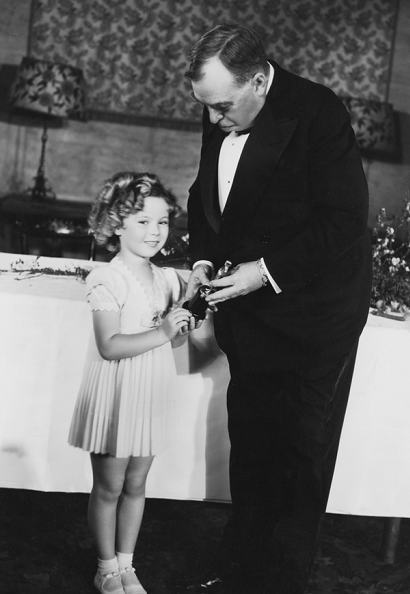 Shirley Temple nhận giải Oscar