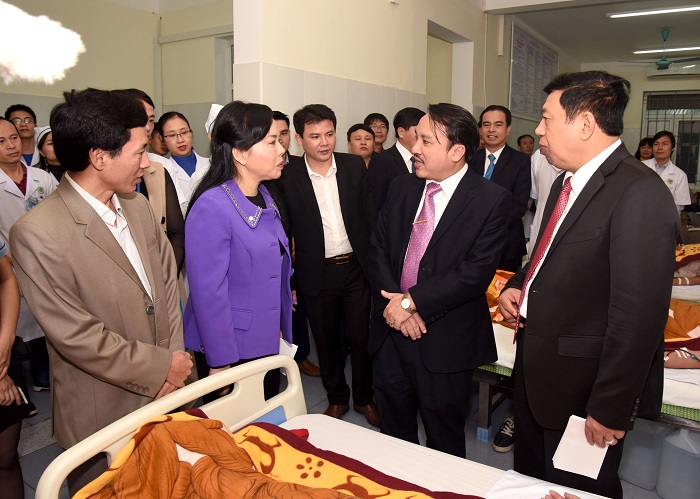 Bộ trưởng Y tế Nguyễn Thị Kim Tiến thăm BVĐK TP Vinh một trong các đơn vị đã tự chủ tài chính của ngành y tế Nghệ An