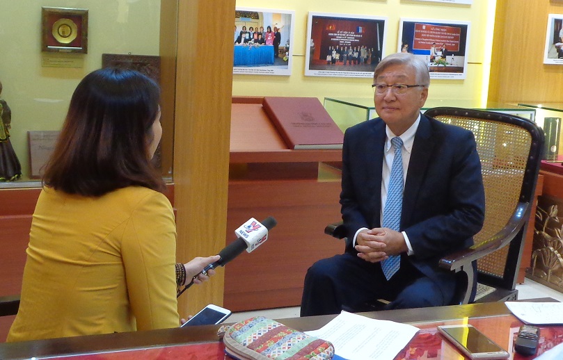TS.Shin Young-soo, Giám đốc WHO Tây Thái Bình Dương trả lời phỏng vấn báo chí