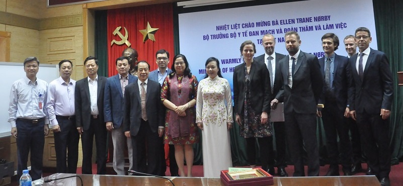 Bộ trưởng Y tế Việt Nam và Bộ trưởng Y tế Đan Mạch chụp ảnh lưu niệm