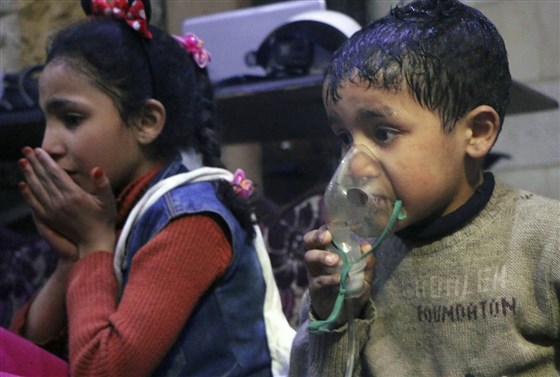 Một em bé Syria  đang thở oxy - trong vụ tấn công nghi sử dụng hóa học ở Syria