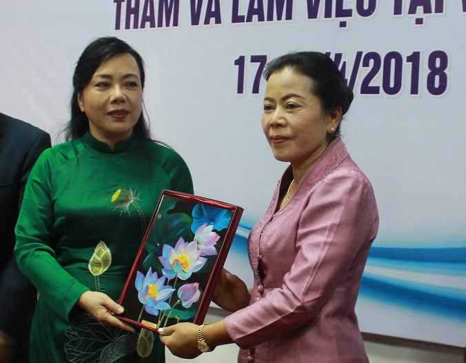 Bộ trưởng Y tế Việt Nam trao quà cho thành viên Đoàn đại biểu Lào