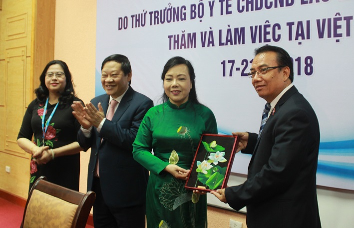 Bộ trưởng Y tế Việt Nam trao quà lưu niệm cho Thứ trưởng Y tế Lào