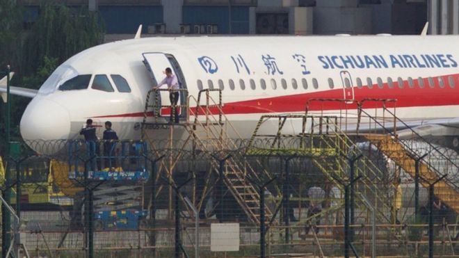 Phi công bị cuốn nửa người khỏi máy bay Phi công bị cuốn nửa người khỏi máy bay