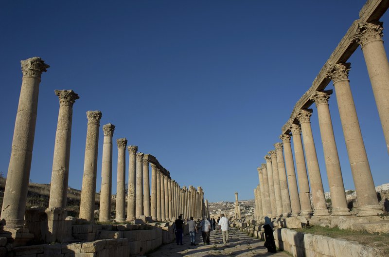 Jerash- thành phố cổ ở Jordan nổi tiếng với các cột kiến trúc cổ thời Hy Lạp-La Mã