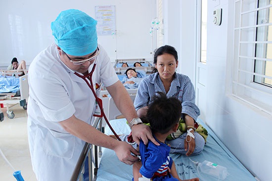 Bác sĩ Khoa HSTC của Bệnh viện Đa khoa tỉnh Sơn La  thăm khám, điều trị và chăm sóc cho bệnh nhân bị ngộ độc nấm.