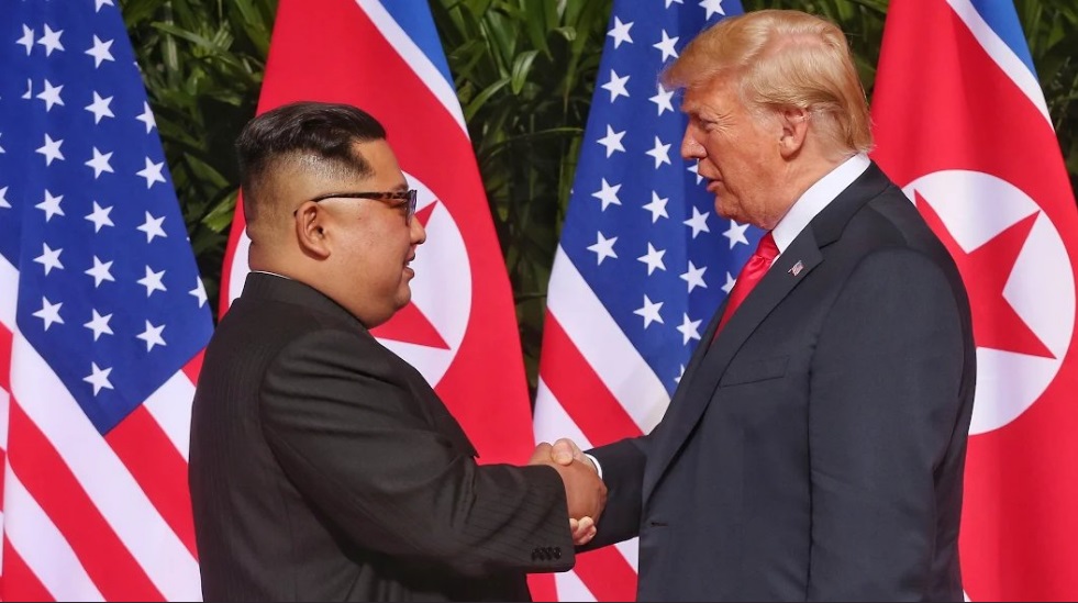 Tổng thống Mỹ Donald Trump bắt tay nhà lãnh đạo CHDCND Triều Tiên Kim Jong-un