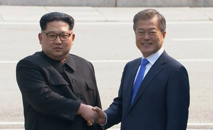 Nhà lãnh đạo Triều Tiên Kim Jong-un bắt tay Tổng thống Hàn Quốc Moon Jae-in