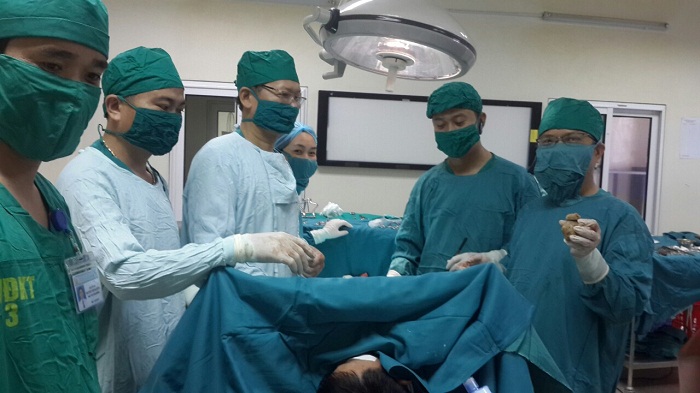 Phẫu thuật lấy sỏi thận “khủng” trên bệnh nhân bị thận móng ngựa hiếm gặp 1