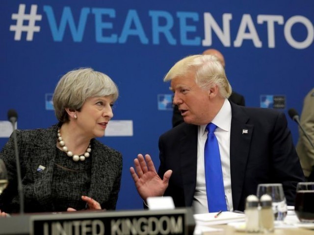 Tổng thống Mỹ Donald Trump trò chuyện với Thủ tướng Anh Theresa May trong một cuộc họp của NATO