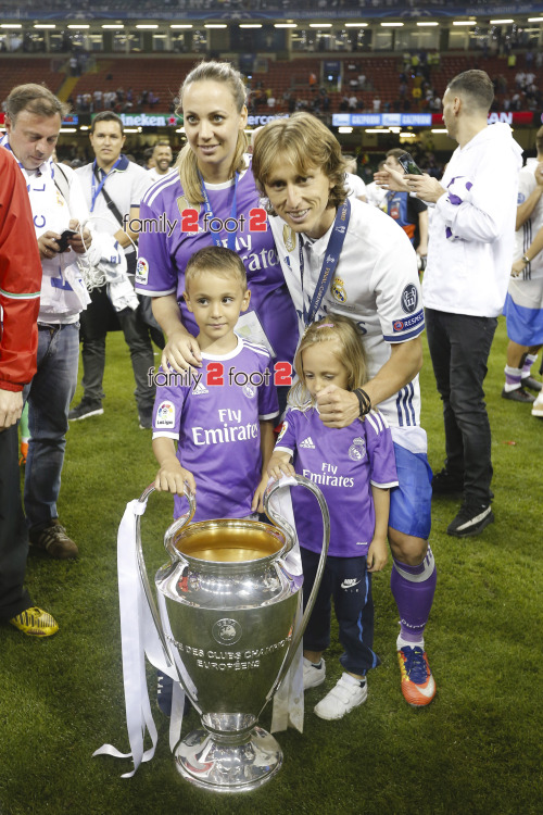 Gia đình hạnh phúc của trung vệ Croatia Luka Modric
