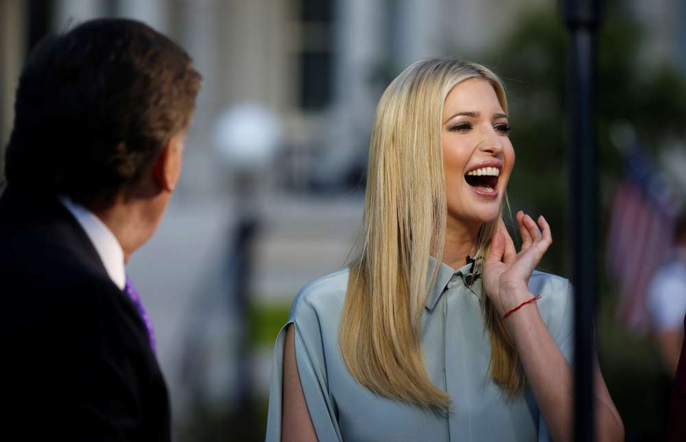 Ivanka Trump đóng cửa công ty thời trang để toàn tâm giúp cha