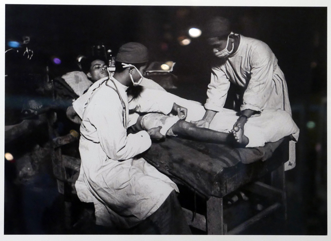 Một chiến sĩ bị thương trong chiến tranh đang được bác sĩ chăm sóc tại hầm trú ẩn.