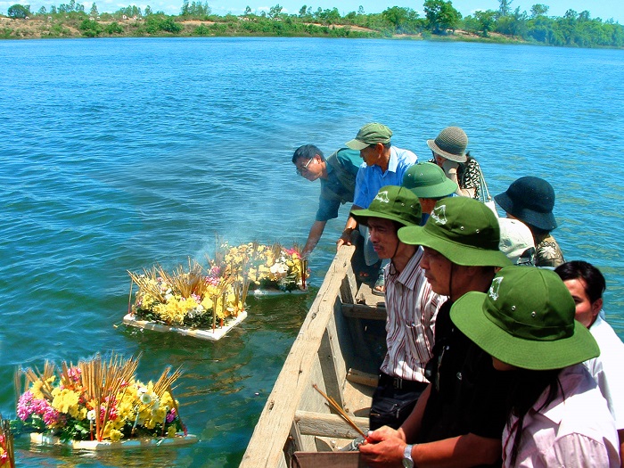 Thả đèn, hoa tưởng nhớ tri ân các liệt sĩ đã hy sinh trên dòng sông Thạch Hãn.